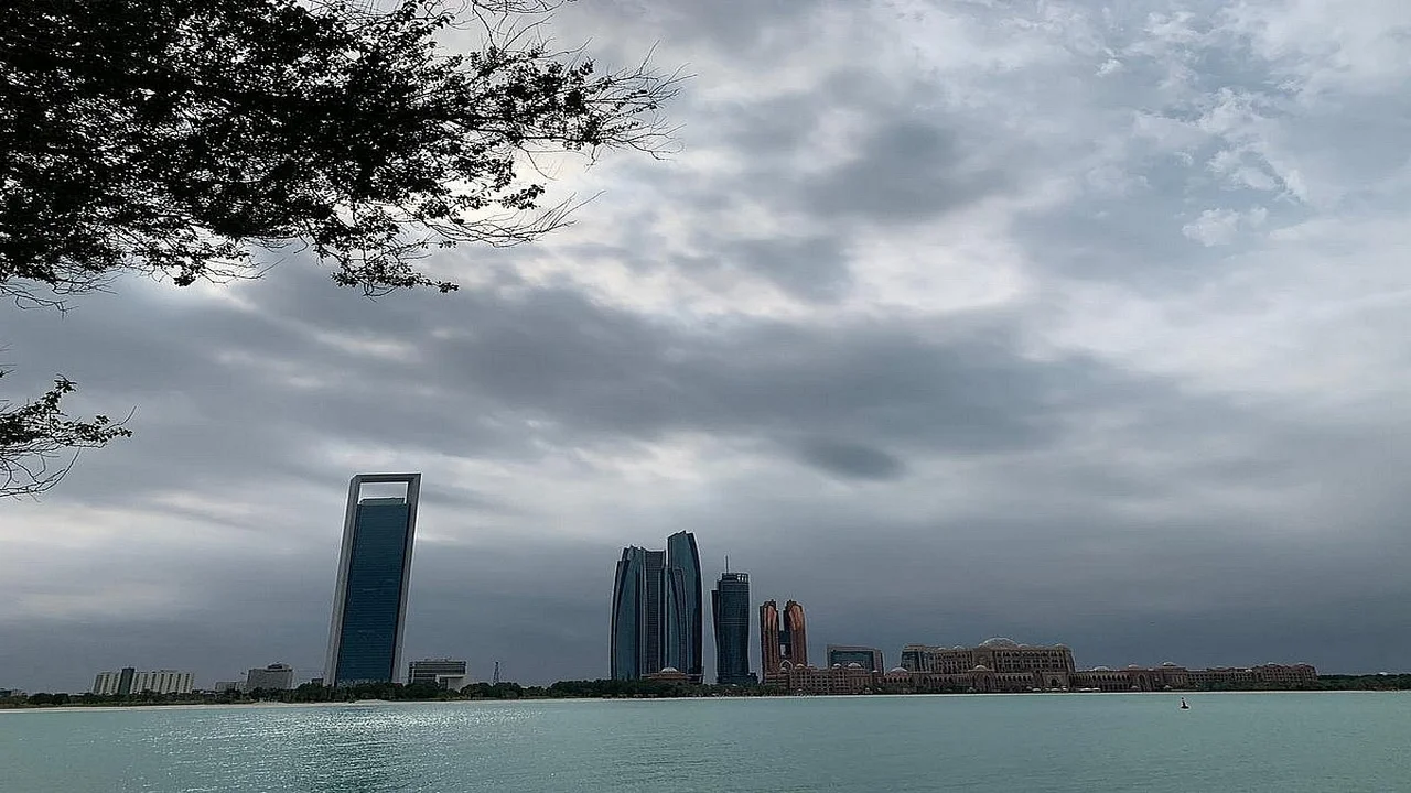 توقعات بانخفاض درجات الحرارة في أبوظبي لتصل إلى 17 درجة مئوية تحت السحب